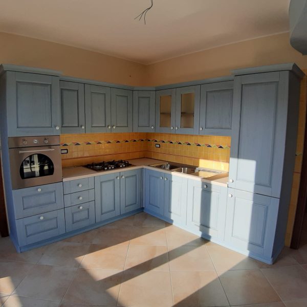 Foto Cucina ad angolo in finitura decapè Azzurro